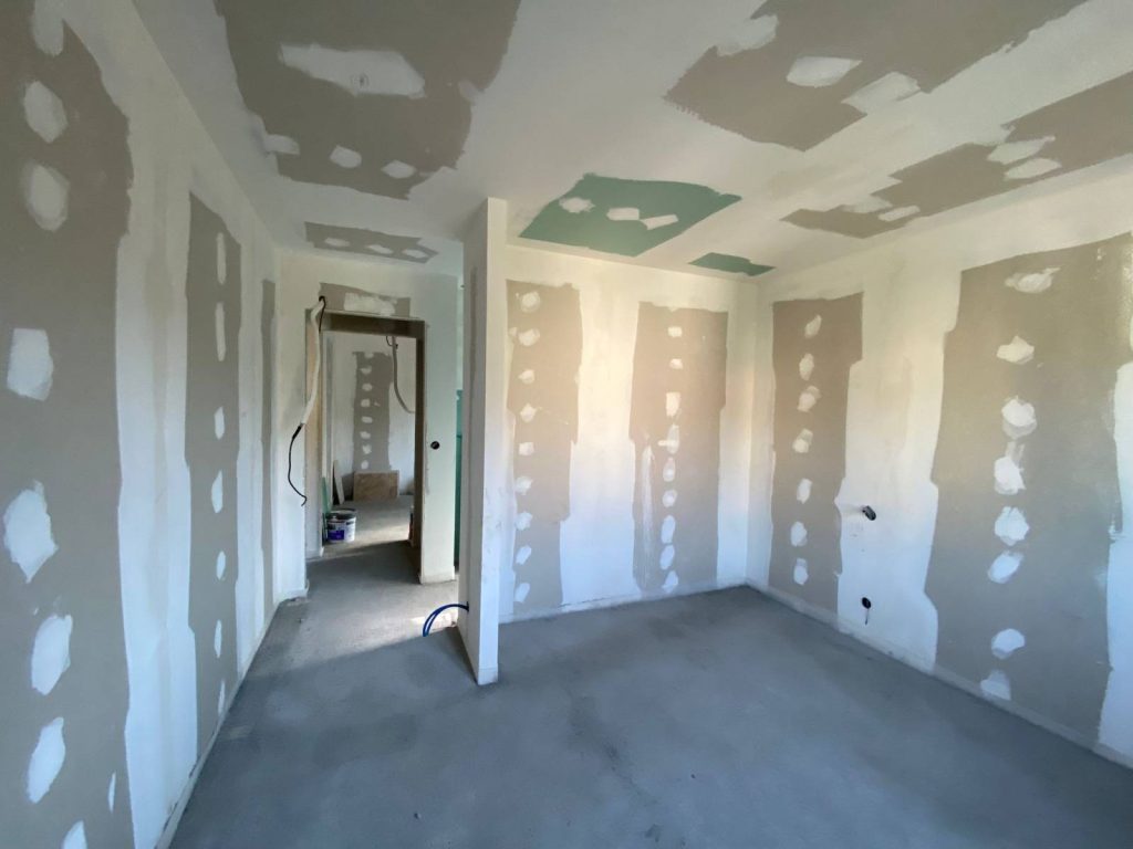 Creation cloison Faux plafond effectué lors d'une renovation d'appartement à Marseille